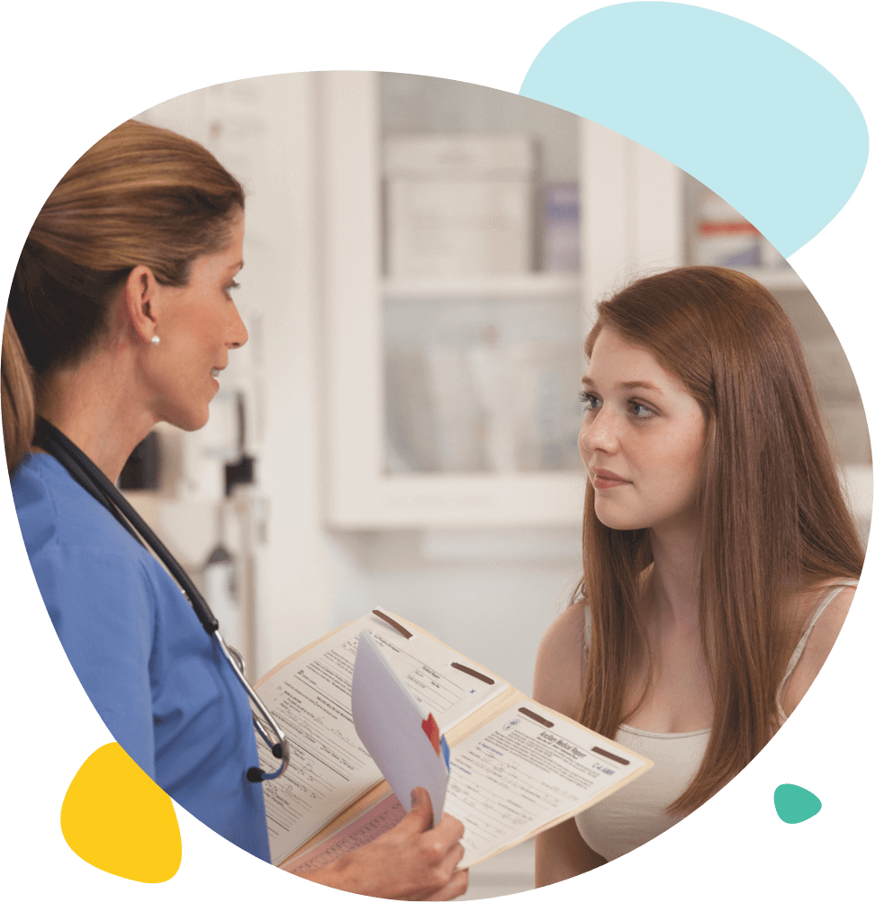 Une jeune fille discute avec son dermatologue