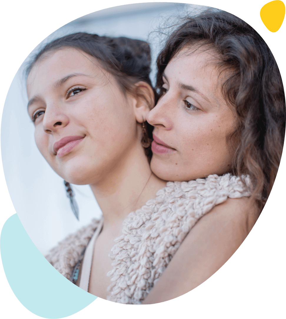 Une adolescente et sa mère qui regardent l'horizon Une adolescente et sa mère qui regardent l'horizon